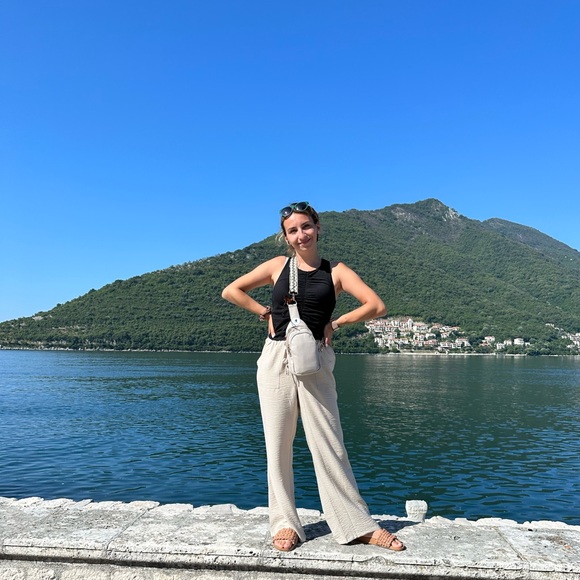 Meet your Posher, Julia - Picture 1 of 1